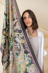 Pañuelo cuadrado de seda estampada con motivos de arabescos en múltiples colores.