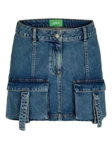 Minifalda cargo de denim con lavado stonewash, tiro medio, cierre de cremallera y bolsillos cargo laterales. Confeccionada en tejido de sarga con mezcla de algodón, poliéster, viscosa y elastano.