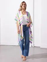 Kimono tejido con estampado de líneas en tonos pastel, mangas amplias estilo japonés y terminación con borlas.