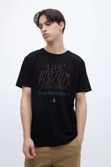 Remera negra de algodón con estampa central con la frase "Life Rhythm Punches Awakes" y pequeño logo en la espalda.