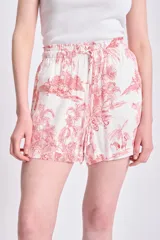 Short casual de lino color crudo con estampado de motivos tropicales en color rosado.