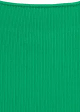 Top de punto de canalé color gris claro, con tirantes finos, escote cuadrado y diseño entallado.