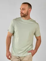 Camiseta verde claro de manga corta con logo pequeño bordado en el pecho.