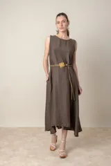 Vestido midi marrón de tejido tramado, corte suelto, sin mangas y con bolsillos laterales.