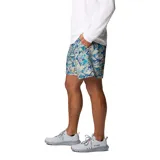 Short de baño para hombre con estampado floral en tonos azules y beige. Confeccionado en tejido de secado rápido, con cintura elástica ajustable y slip interior de malla. Incluye bolsillos laterales y un bolsillo trasero con cierre.