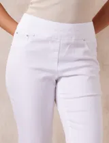 Jegging blanco de tencel con pretina ancha elastizada, bolsillos delanteros simulados, bolsillos traseros aplicados y terminación desflecada en el ruedo.