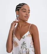 Vestido midi de viscosa con estampado floral en tonos pastel. Presenta escote en V, tirantes delgados ajustables y bajo asimétrico con puntas.