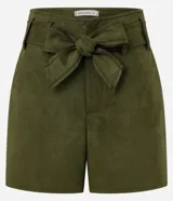 Bermuda verde militar confeccionada en gamuza sintética, con lazo en la cintura y corte recto.