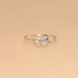 Anillo de plata 925 con dos corazones, uno calado y otro macizo.
