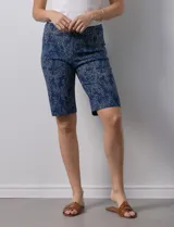 Bermuda estampada con flores, marca Zac & Rachel. Pretina ancha elastizada.