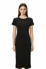 Vestido midi negro ajustado al cuerpo, con cuello a la base y abertura lateral.