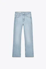 Pantalón de jean celeste de tiro alto, corte cropped flare y cinco bolsillos.