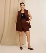 Short de vestir color marrón, con cintura elástica en la parte trasera, bolsillos laterales y cierre frontal oculto.