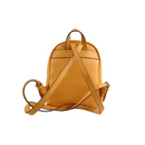 Mochila color camel de cuero sintético con herrajes plateados. Tiene un compartimento principal con cierre, un bolsillo interno con cierre y dos bolsillos externos con cierre.