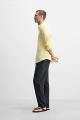 Pantalón largo verde oscuro de algodón con textura, corte recto y cintura elástica ajustable con cordón.