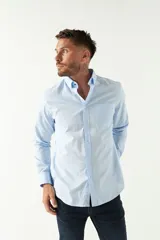 Camisa de manga larga color blanco con logo bordado, fit regular y confeccionada en 100% algodón.
