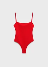 Traje de baño enterizo rojo con tirantes finos y escote cuadrado.