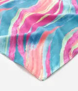 Pañuelo cuadrado de poliéster con estampado de ondas en tonos rosa, celeste y verde.