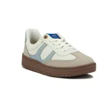 Championes urbanos de mujer, color blanco con detalles en celeste y marrón.