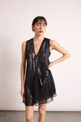 Vestido corto color beige con textura de red, escote en V y corte suelto. Incluye un vestido interior amarillo.