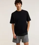 Bermuda de baño masculina confeccionada en microfibra, con cintura elástica, cordón ajustable, bolsillos laterales y trasero con cremallera, y estampado bicolor.