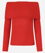 Blusa roja de punto canelado con escote hombro a hombro y mangas largas.