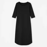 Vestido midi verde oliva de corte recto, con mangas 3/4, escote redondo y tajo lateral hasta la rodilla.