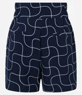 Short de vestir azul marino con estampado geométrico de líneas blancas, tiro alto, bolsillos laterales y cierre frontal con doble botón.