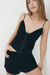 Shorts negro de viscosa con cintura elástica y puntilla en el ruedo.