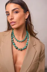 Collar de doble vuelta con cuentas de piedra natural de turquesa africana y separadores de acero.