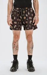 Short de baño negro con estampado de tatuajes tradicionales americanos.
