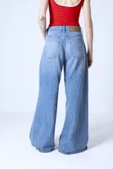 Pantalón de jean celeste de pierna ancha y tiro alto.