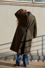 Trench color verde oscuro con cuello solapa combinado en pana marrón y manga larga. Detalle de acabados con trabillas y pinza en espalda. Bolsillos delanteros con solapa y botón a presión. Tejido encerado efecto lavado. Cierre frontal con botones a presión.