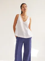 Musculosa color crema de lino, con escote en V y corte holgado.