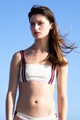 Top de bikini color crudo, con escote recto y tirantes finos con rayas verticales color bordó.