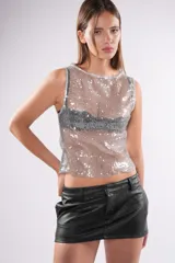 Minifalda negra de cuerina, con bolsillos delanteros escondidos en lateral, presillas en cintura, y bolsillo ribete sastre en la espalda.