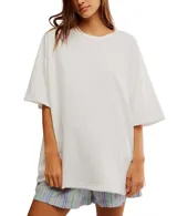 Remera blanca de algodón, manga corta y corte holgado.
