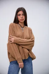 Sweater de punto color camel con cuello redondo, mangas largas y diseño de trenzas en el frente y las mangas.