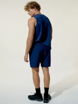 Short deportivo azul con cintura elástica y logo pequeño en la pierna.