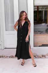 Camisola azul sin mangas con cuello camisero y abotonadura frontal.