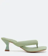 Sandalia color verde claro, con tacón medio acampanado, punta cuadrada y tira ancha acolchada.