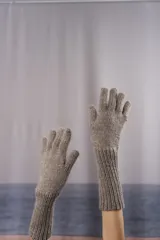 Guantes largos tejidos a mano en punto jersey, confeccionados en lana fina sin teñir.