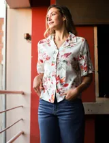 Camisa de lino con cuello con solapa, escote en V y abertura central con botones.