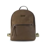Mochila color marrón claro, combinada con apertura frontal y bolsillo interior. Tiene asa de mano y correas de galón regulables para colgar en la espalda.
