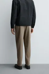 Pantalón regular fit color azul marino, confeccionado en tejido elástico. Cuenta con bolsillos frontales, bolsillos traseros de vivo con botón y cierre frontal con cremallera y botón.