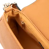 Cartera bandolera color habano, de símil cuero con costuras a tono y herrajes dorados. Tiene un compartimento principal con acceso de solapa, un bolsillo interno con cierre y dos bolsillos abiertos. Incluye correa regulable para usar al hombro o cruzada.