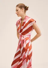 Mono largo de poliéster con estampado a rayas horizontales en tonos rosa, blanco y marrón. Tiene cuello en V, mangas cortas y lazo en la cintura.