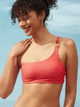Top de bikini bandeau color verde agua con textura arrugada y un solo tirante con hebilla circular. Incluye copas removibles.