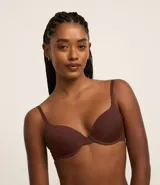 Soutien push-up color marrón, con breteles regulables, sin estampa y confeccionado en microfibra.