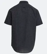 Camisa de hombre de corte clásico, color gris oscuro con estampado de cuadros blancos, cuello abotonado, manga corta y cierre frontal con botones blancos.